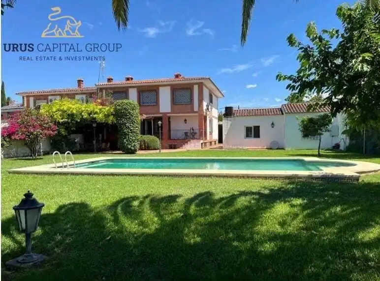 Vista exterior de Casa adosada en venda en Córdoba amb Aire condicionat, Calefacció i Jardí privat