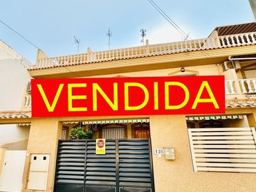 Casa aparellada en venda a Avenida de Colón