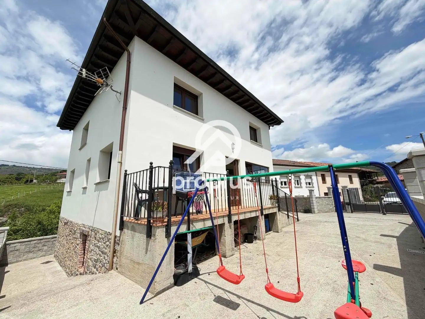 Vista exterior de Casa o xalet en venda en Sariego amb Calefacció, Parquet i Traster