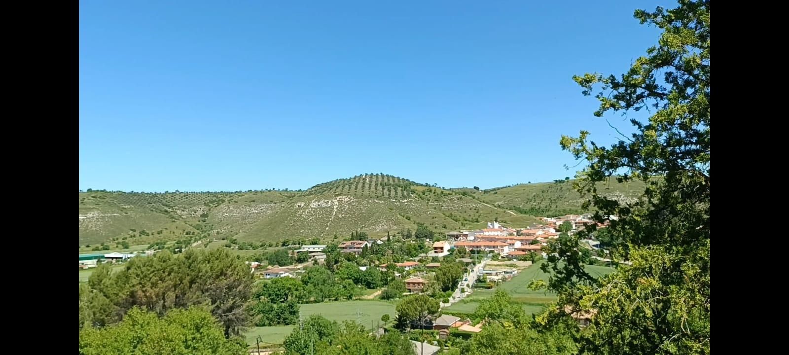 Vista exterior de Casa o xalet en venda en Valverde de Alcalá amb Jardí privat, Terrassa i Piscina comunitària