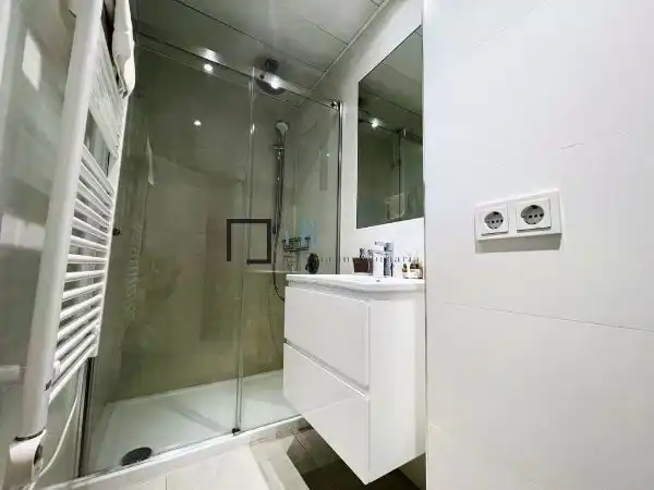 Bany de Pis en venda en Madrid amb Aire condicionat i Piscina