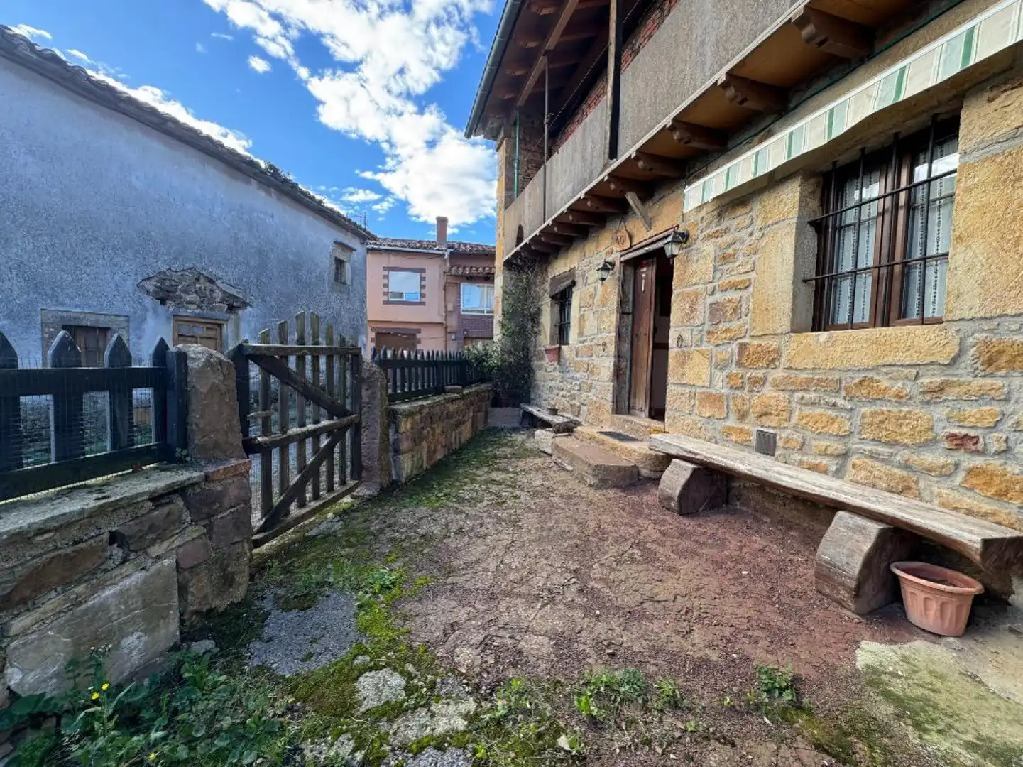 Vista exterior de Casa adosada en venda en Arenas de Iguña amb Jardí privat, Terrassa i Traster