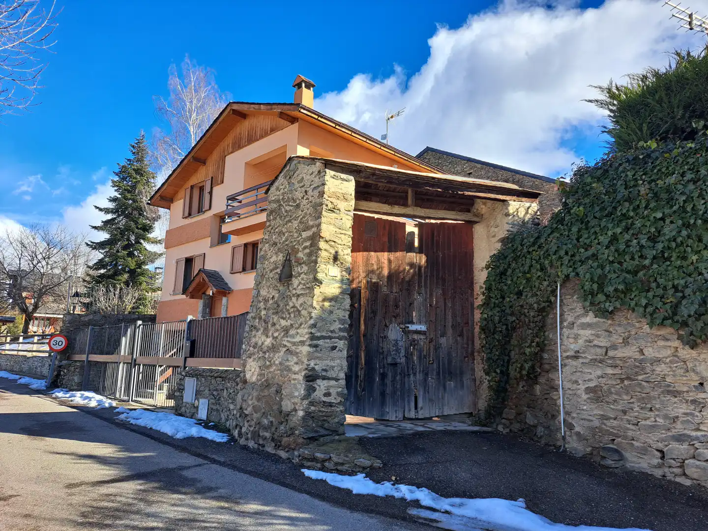 Vista exterior de Casa o xalet en venda en Fontanals de Cerdanya amb Calefacció, Terrassa i Moblat