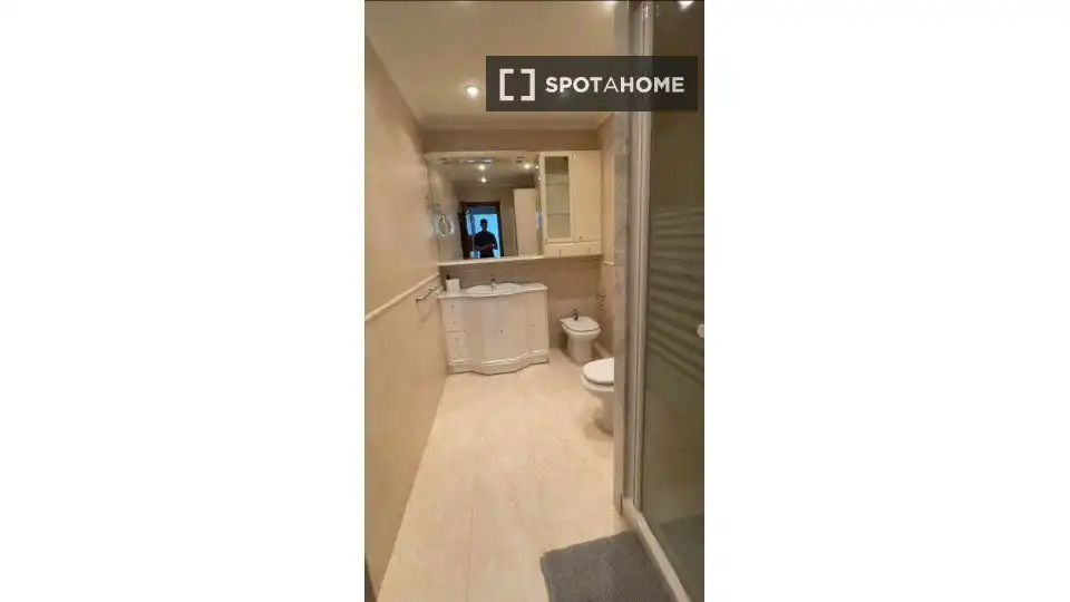 Baño de Piso para compartir en Bilbao  con Aire acondicionado y Terraza