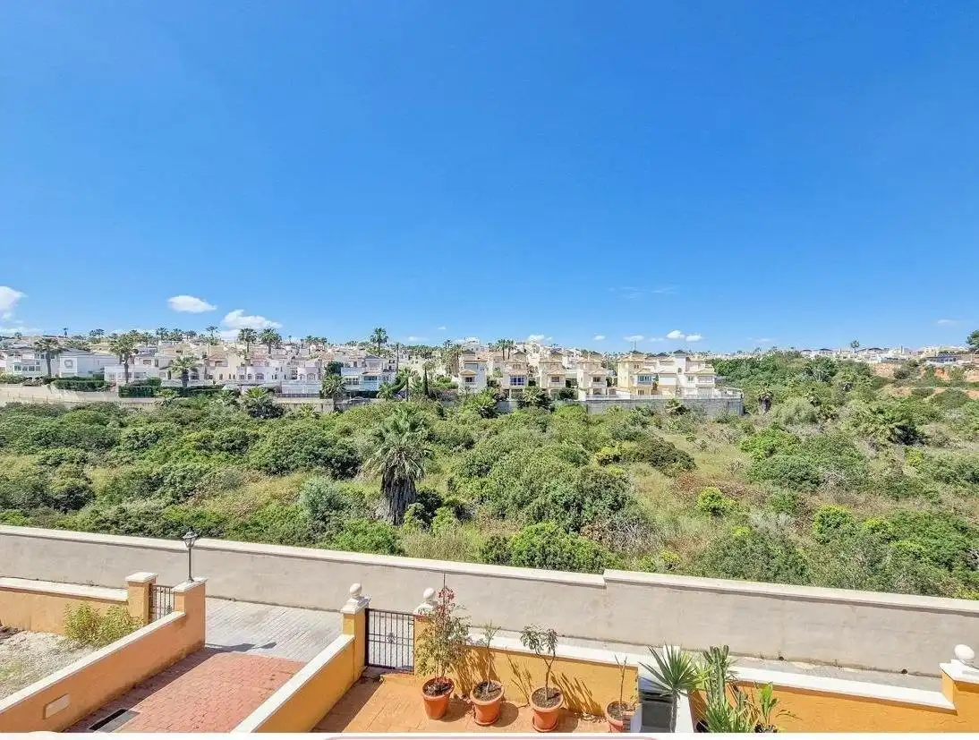 Vista exterior de Apartament en venda en Orihuela amb Aire condicionat, Jardí privat i Piscina