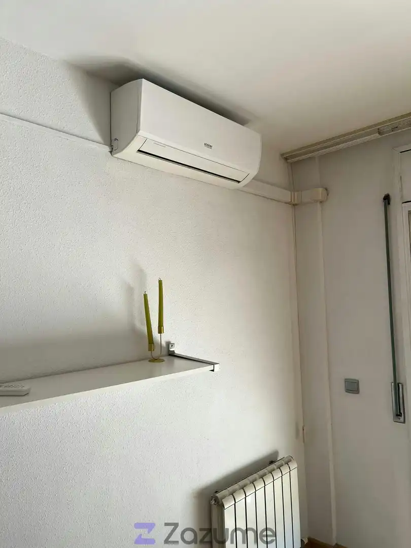 Dormitori de Pis de lloguer en L'Hospitalet de Llobregat amb Aire condicionat, Calefacció i Terrassa