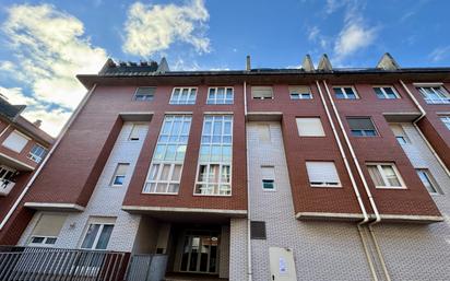 Vista exterior de Àtic en venda en El Astillero   amb Calefacció, Parquet i Moblat