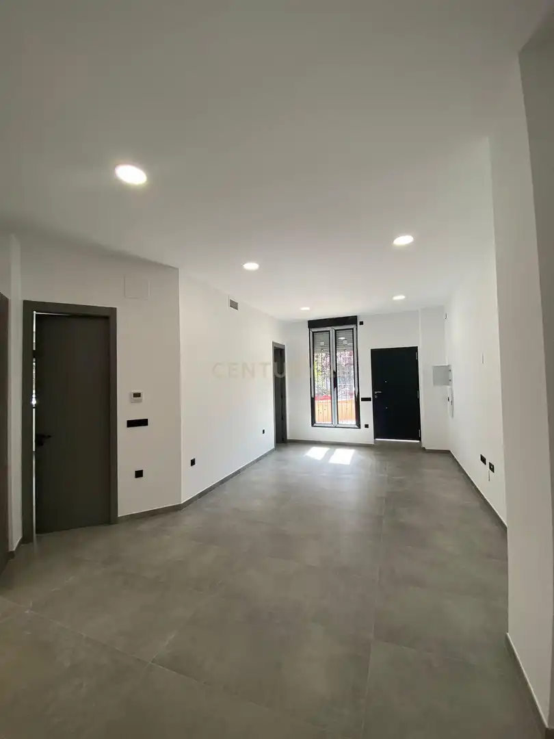 Flat for sale in  Granada Capital  with Air Conditioner and Swimming Pool