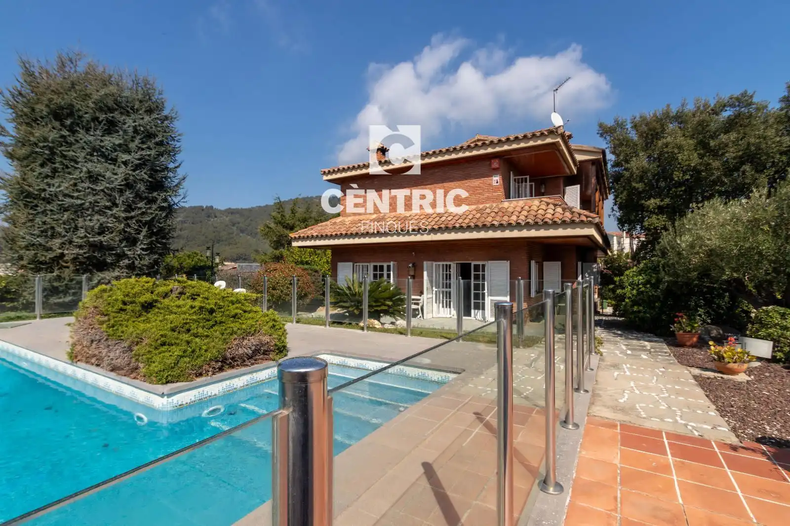 Vista exterior de Casa o chalet en venta en Castellar del Vallès con Calefacción y Piscina