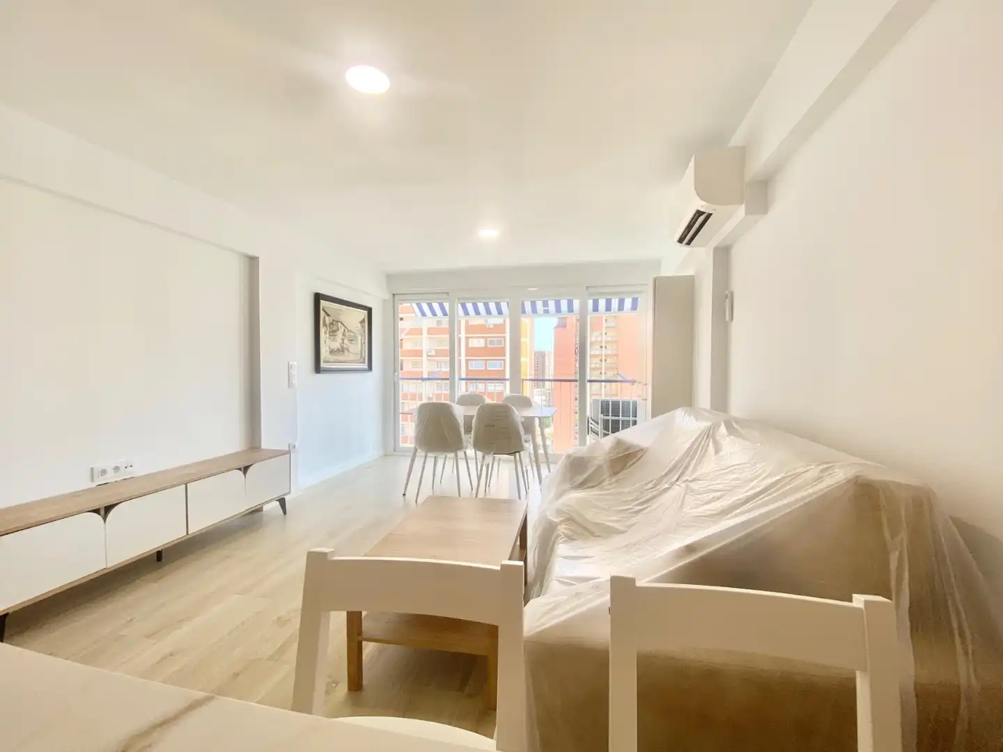 Sala de estar de Apartamento de alquiler en Benidorm con Aire acondicionado, Calefacción y Piscina