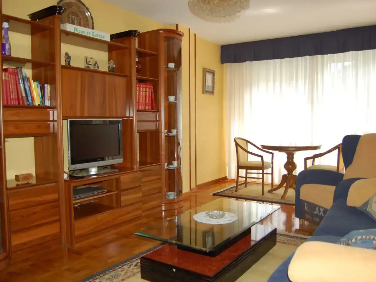 Sala d'estar de Pis en venda en Valdáliga amb Parquet, Moblat i Balcó