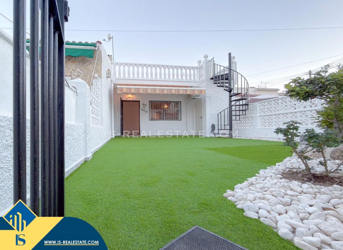 Vista exterior de Casa adosada en venta en Torrevieja con Aire acondicionado, Calefacción y Terraza