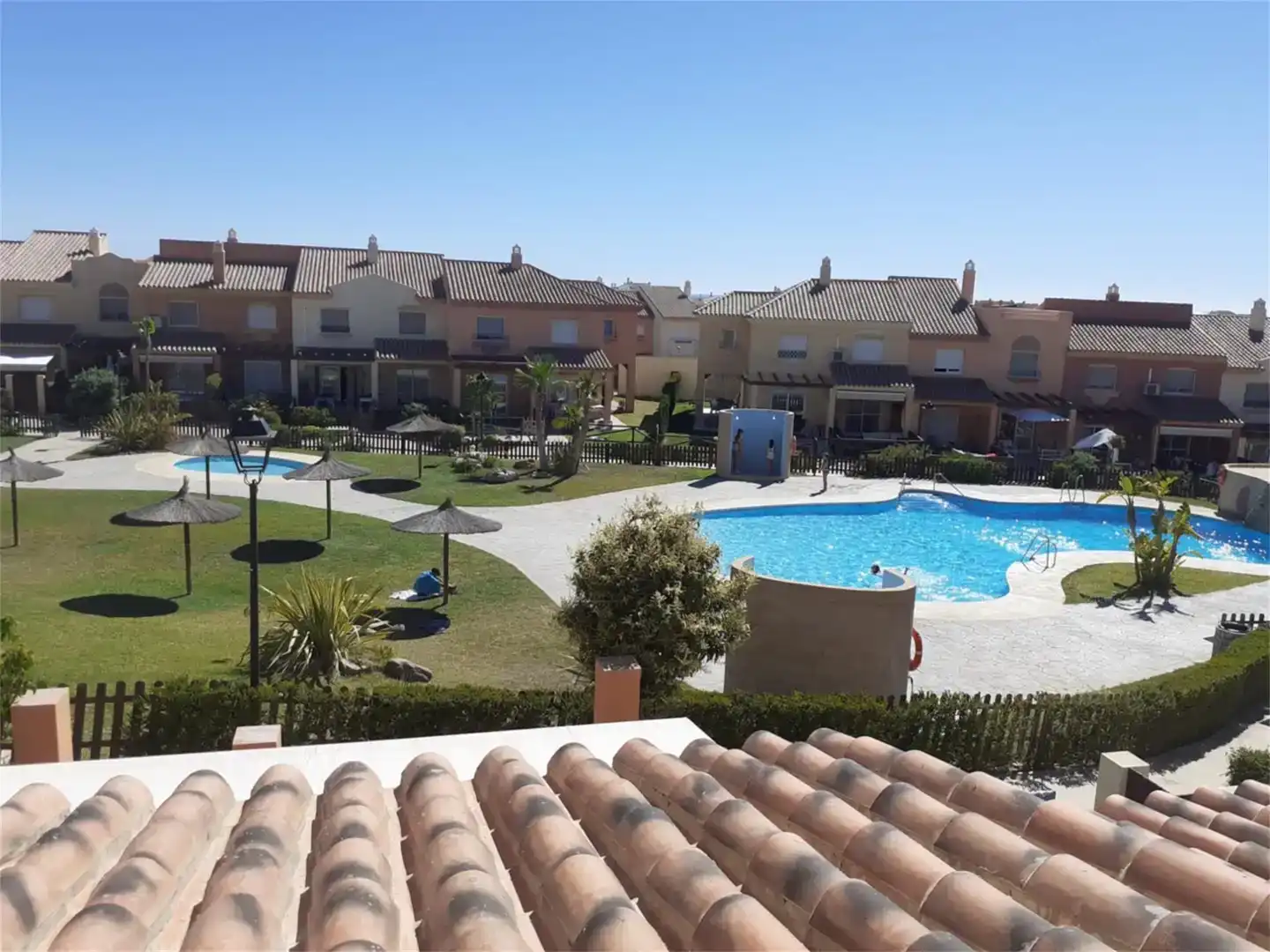 Jardí de Dúplex de lloguer en Zahara de los Atunes amb Aire condicionat, Jardí privat i Piscina