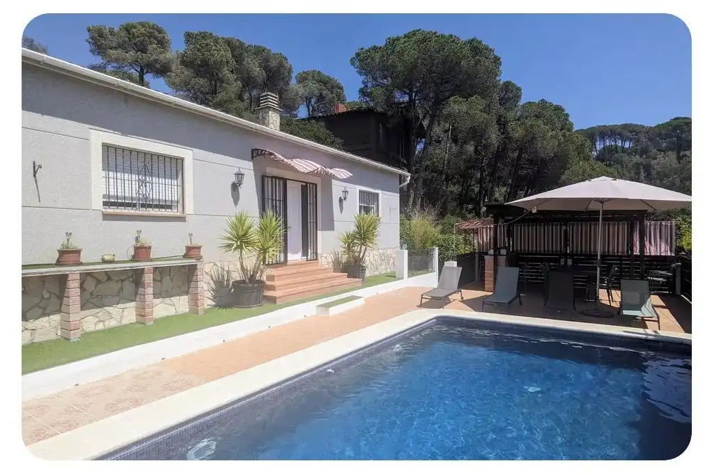 Vista exterior de Casa o xalet en venda en Vidreres amb Aire condicionat, Jardí privat i Terrassa