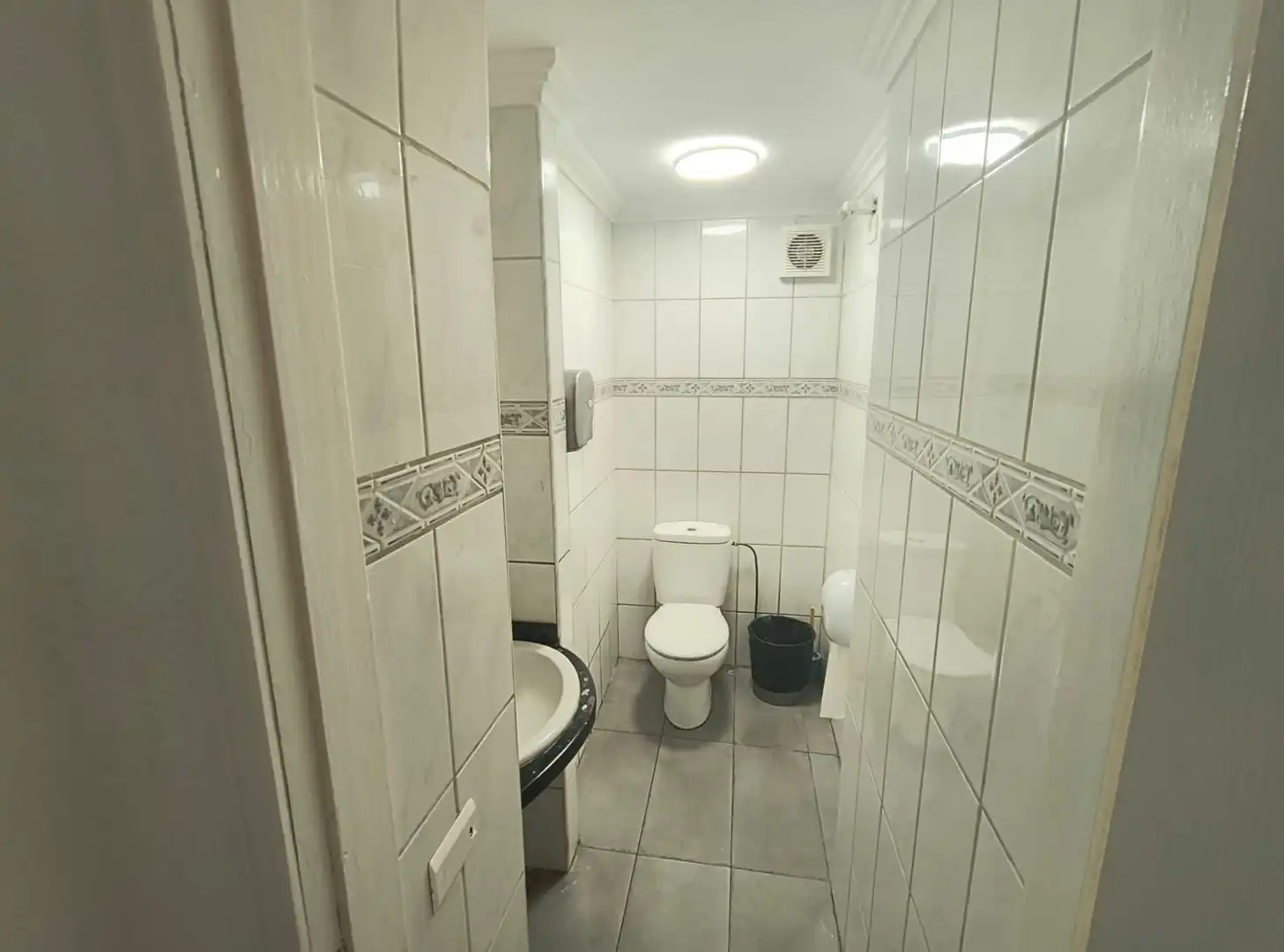Baño de Local en traspaso en Puerto de la Cruz con Terraza, Amueblado y Internet