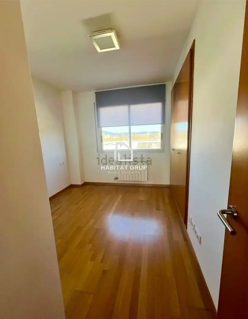 Schlafzimmer von Wohnung zum Verkauf in Salt mit Heizung und Terrasse
