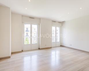 Sala d'estar de Apartament de lloguer en  Madrid Capital amb Aire condicionat i Balcó