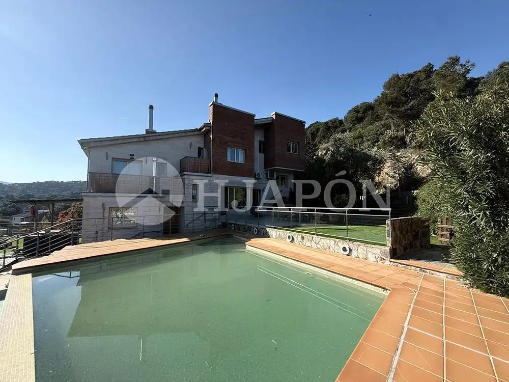 Vista exterior de Casa adosada en venda en Vallromanes amb Aire condicionat, Calefacció i Piscina