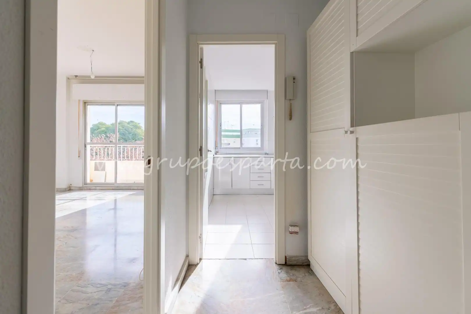 Flat for sale in Sevilla  with Air Conditioner and Balcony