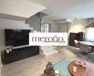 Sala d'estar de Casa adosada en venda en Elche / Elx amb Aire condicionat, Jardí privat i Terrassa