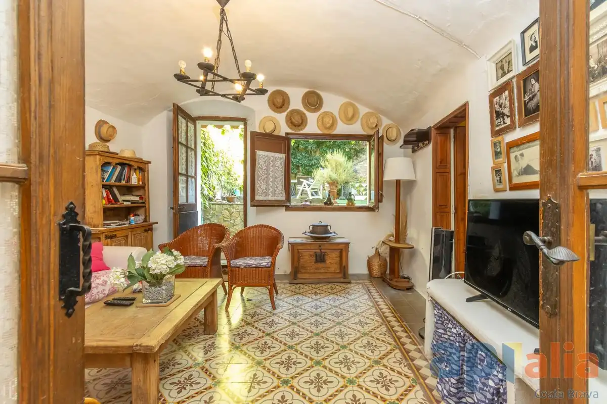Sala d'estar de Casa adosada en venda en Begur amb Jardí privat i Moblat