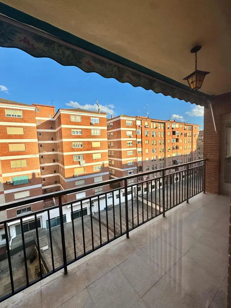 Vista exterior de Apartamento en venta en  Logroño con Calefacción