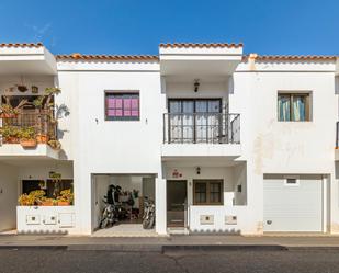 Vista exterior de Casa o xalet en venda en Santa Lucía de Tirajana amb Aire condicionat i Terrassa