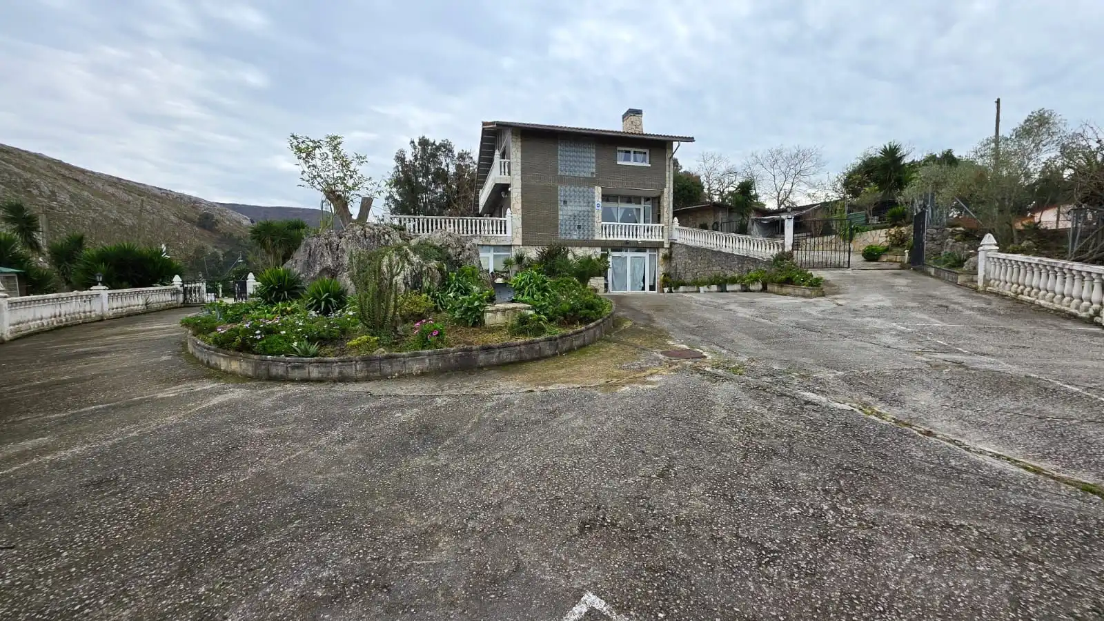 Vista exterior de Casa o xalet en venda en Castro-Urdiales amb Calefacció, Jardí privat i Terrassa