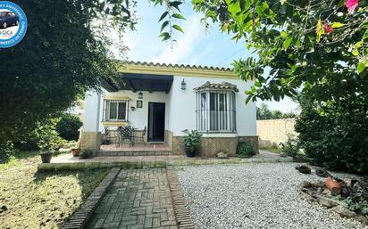 Vista exterior de Casa o xalet en venda en Chiclana de la Frontera amb Calefacció, Jardí privat i Terrassa