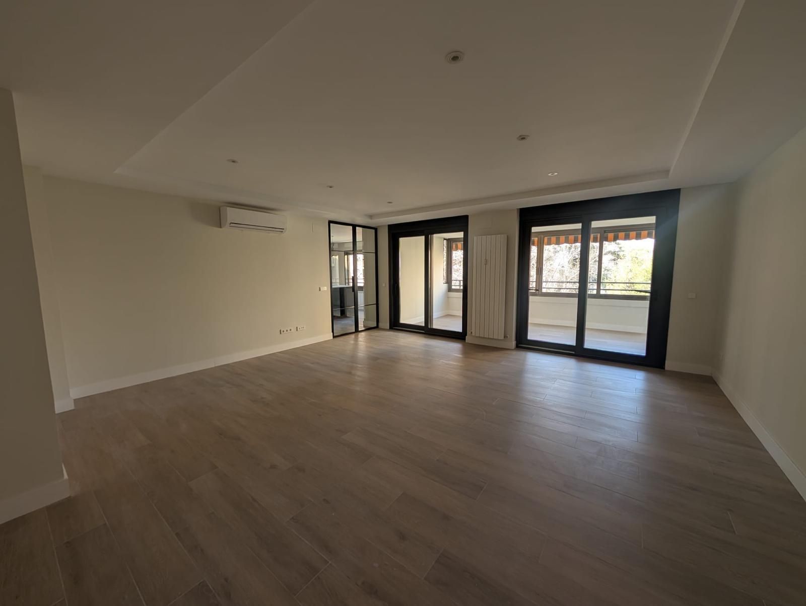 Living room of Flat for rent in  Madrid Capital  with Air Conditioner, Heating and Parquet flooring