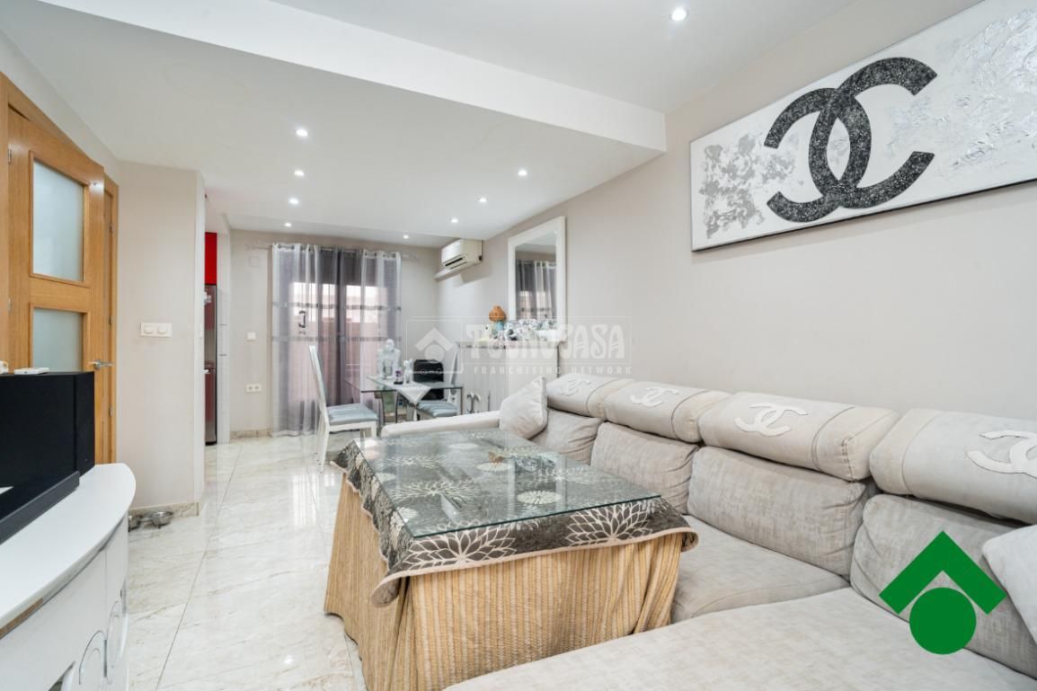 Sala d'estar de Casa adosada en venda en Atarfe amb Aire condicionat i Terrassa