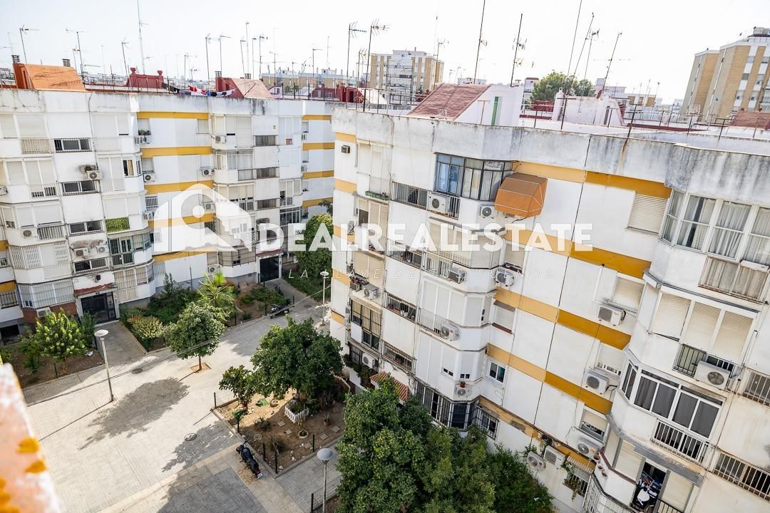 Exterior view of Flat for sale in  Sevilla Capital  with Air Conditioner