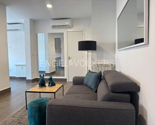 Sala d'estar de Apartament de lloguer en  Madrid Capital amb Aire condicionat, Calefacció i Moblat