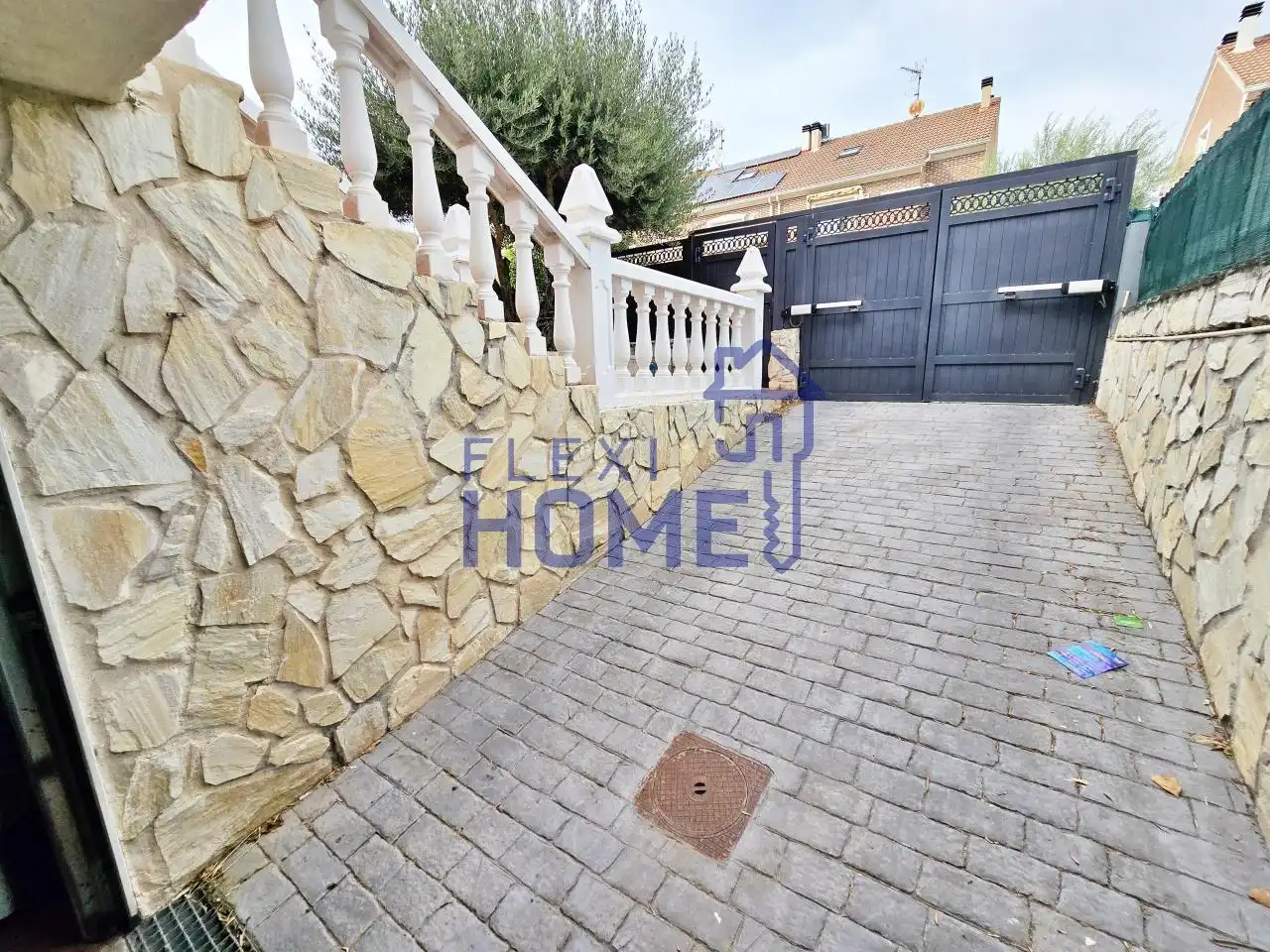 Vista exterior de Casa adosada en venda en Azuqueca de Henares amb Calefacció, Jardí privat i Terrassa