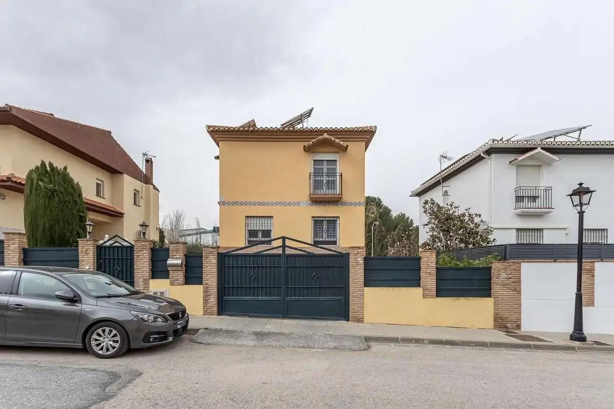 Vista exterior de Casa adosada en venda en Alhendín amb Piscina comunitària