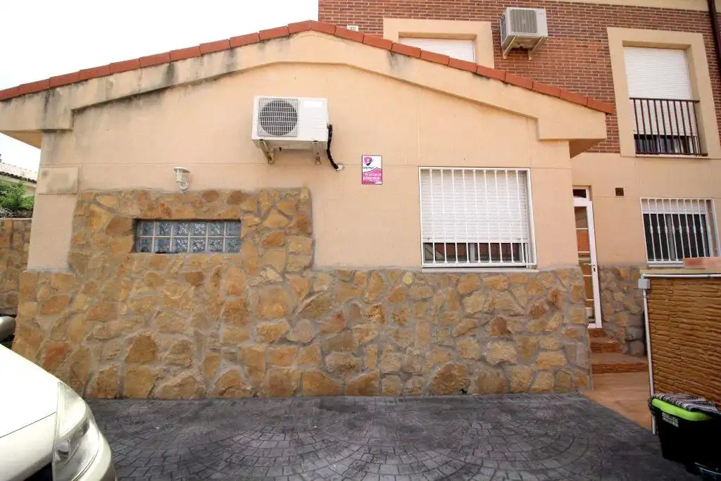 Vista exterior de Casa o chalet en venta en Alovera con Aire acondicionado, Calefacción y Piscina comunitaria