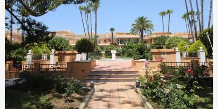 Vista exterior de Casa adosada de lloguer en Estepona amb Aire condicionat, Terrassa i Moblat