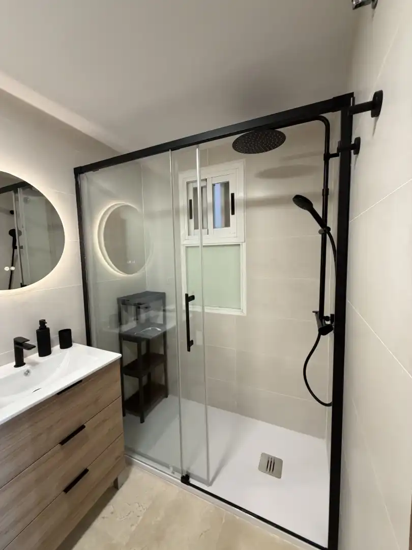Badezimmer von Wohnungen zur Miete in Benidorm mit Klimaanlage, Möbliert und Ofen