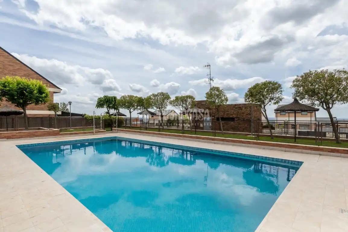 Piscina de Casa adosada en venta en Torrelodones con Calefacción, Terraza y Balcón