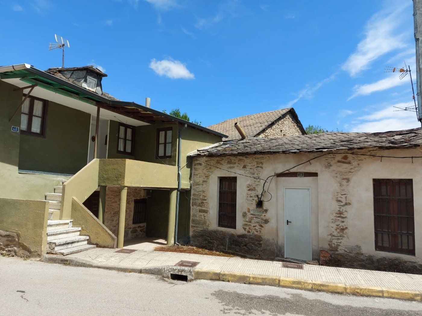 Vista exterior de Casa o xalet en venda en Toral de los Vados amb Terrassa