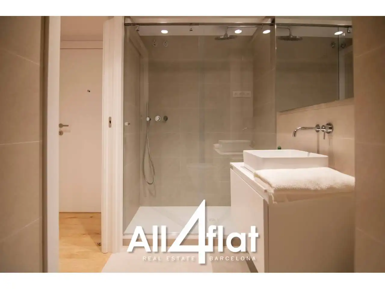 Bathroom of Flat for rent in Barcelona  with Air Conditioner, Heating and Furnished