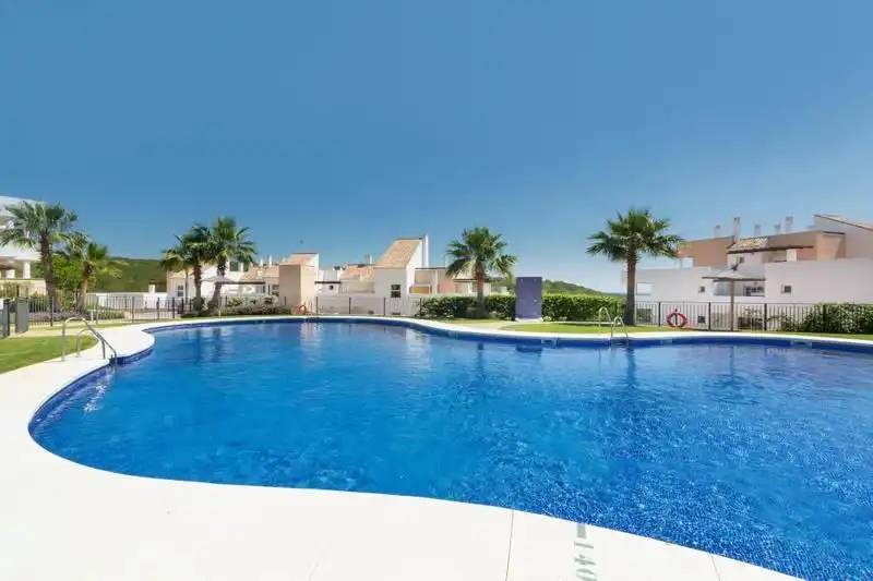 Piscina de Apartament de lloguer en La Alcaidesa amb Aire condicionat, Calefacció i Jardí privat