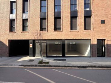 Locale commerciale in affitto a Calle Raval Canyelles 14