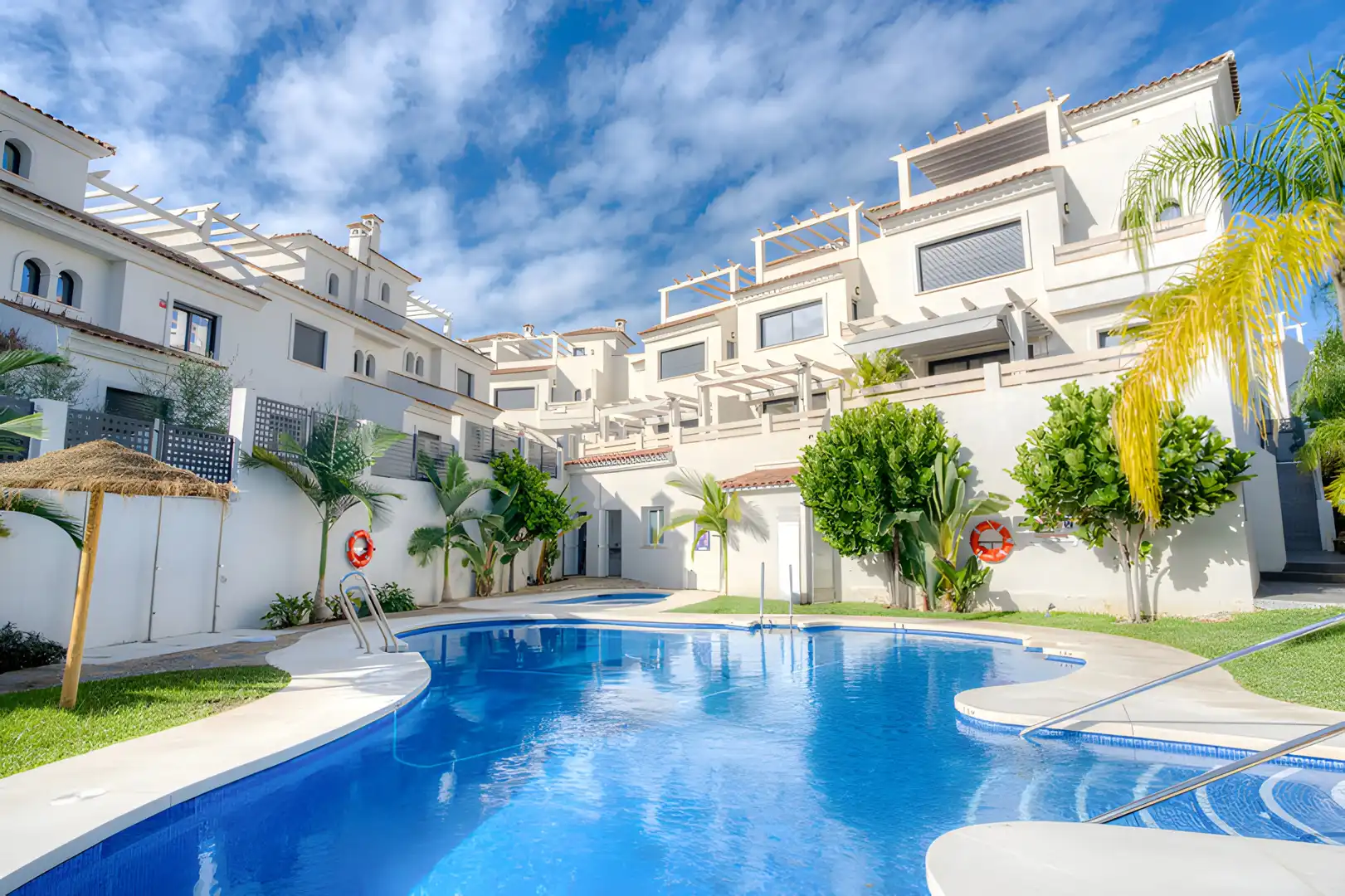 Piscina de Casa adosada en venta en Estepona con Aire acondicionado, Terraza y Piscina