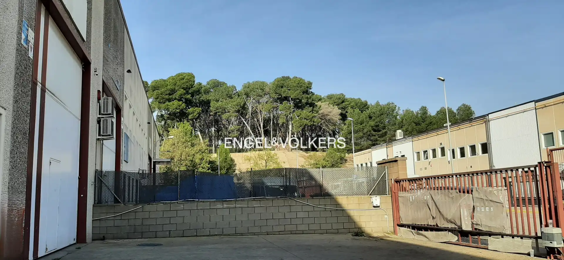 Vista exterior de Nave industrial en venta en Cerdanyola del Vallès
