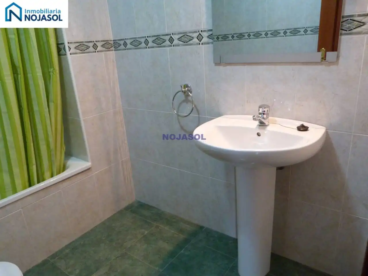 Badezimmer von Einfamilien-Reihenhaus zum Verkauf in Bareyo mit Heizung, Terrasse und Möbliert