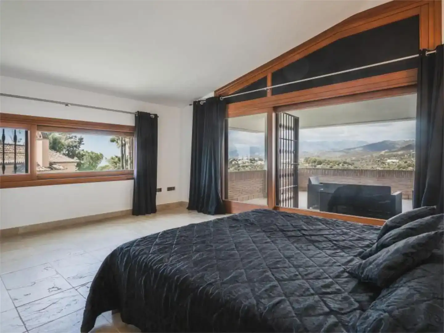 Dormitori de Casa o xalet en venda en Marbella amb Aire condicionat, Piscina i Balcó