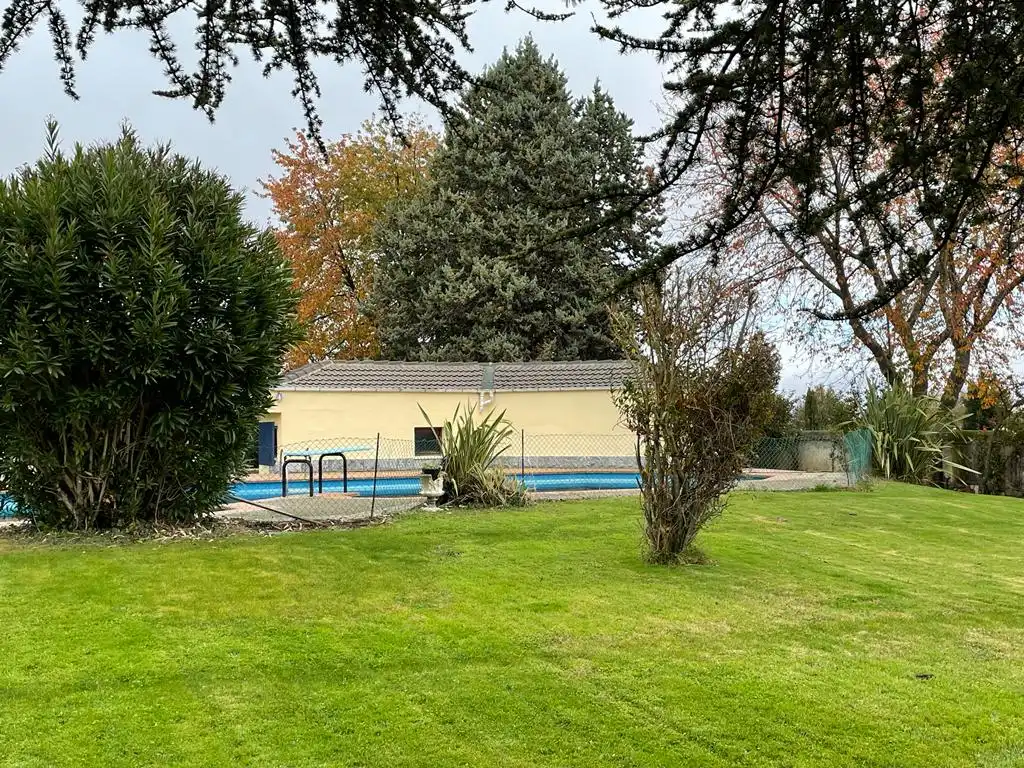 Piscina de Casa o xalet en venda en Castañares de Rioja amb Calefacció, Jardí privat i Parquet