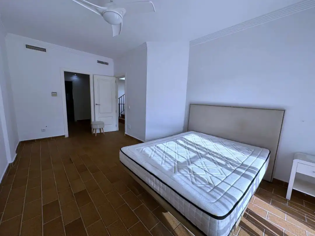 Schlafzimmer von Einfamilien-Reihenhaus zum Verkauf in Sotogrande mit Klimaanlage, Heizung und Privatgarten