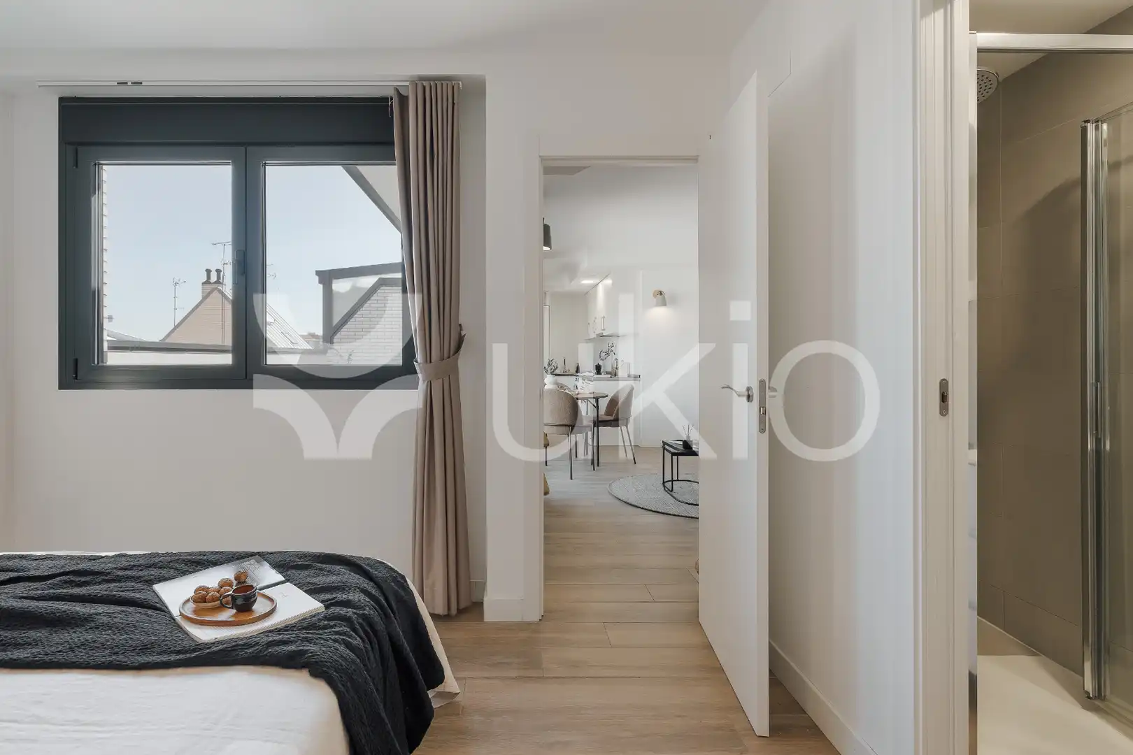 Dormitori de Apartament de lloguer en Madrid amb Calefacció, Terrassa i Moblat